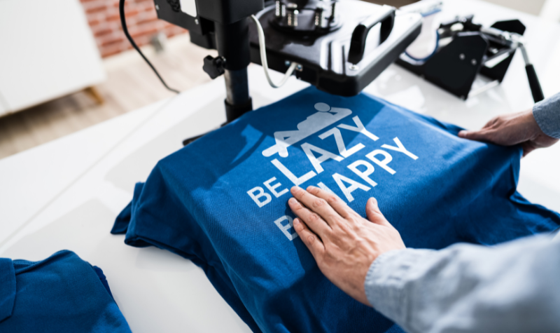En person som gör textiltryck på en t-shirt